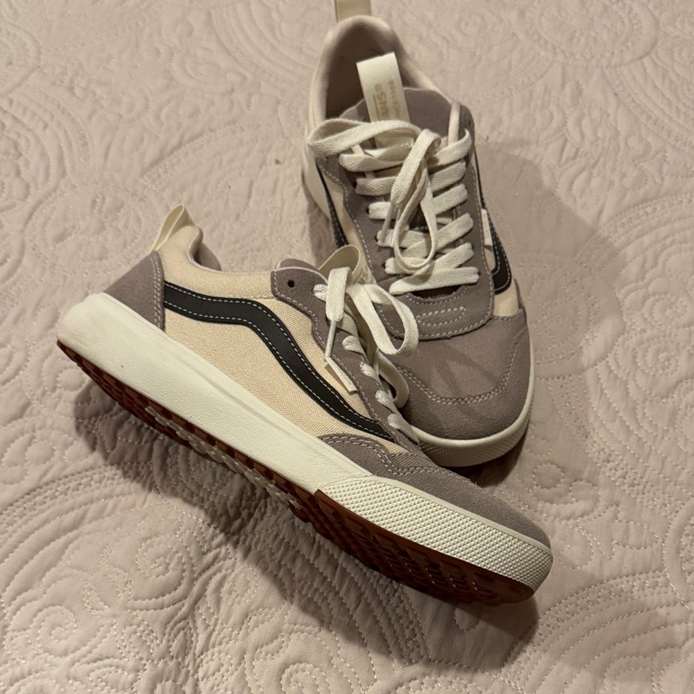 Women’s Vans- like new exp sneaker